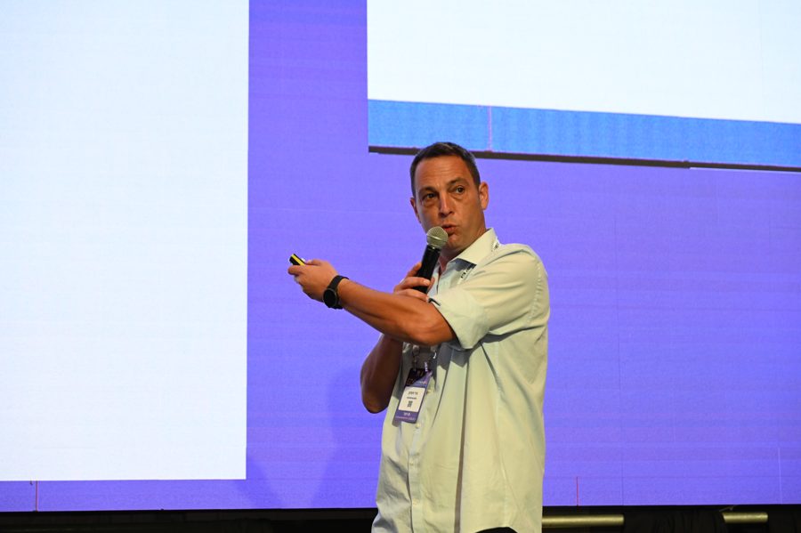 ניר זיגדון על הבמה בהרצאה